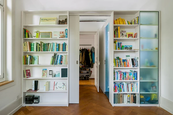 Einbauten mit Bücherregal